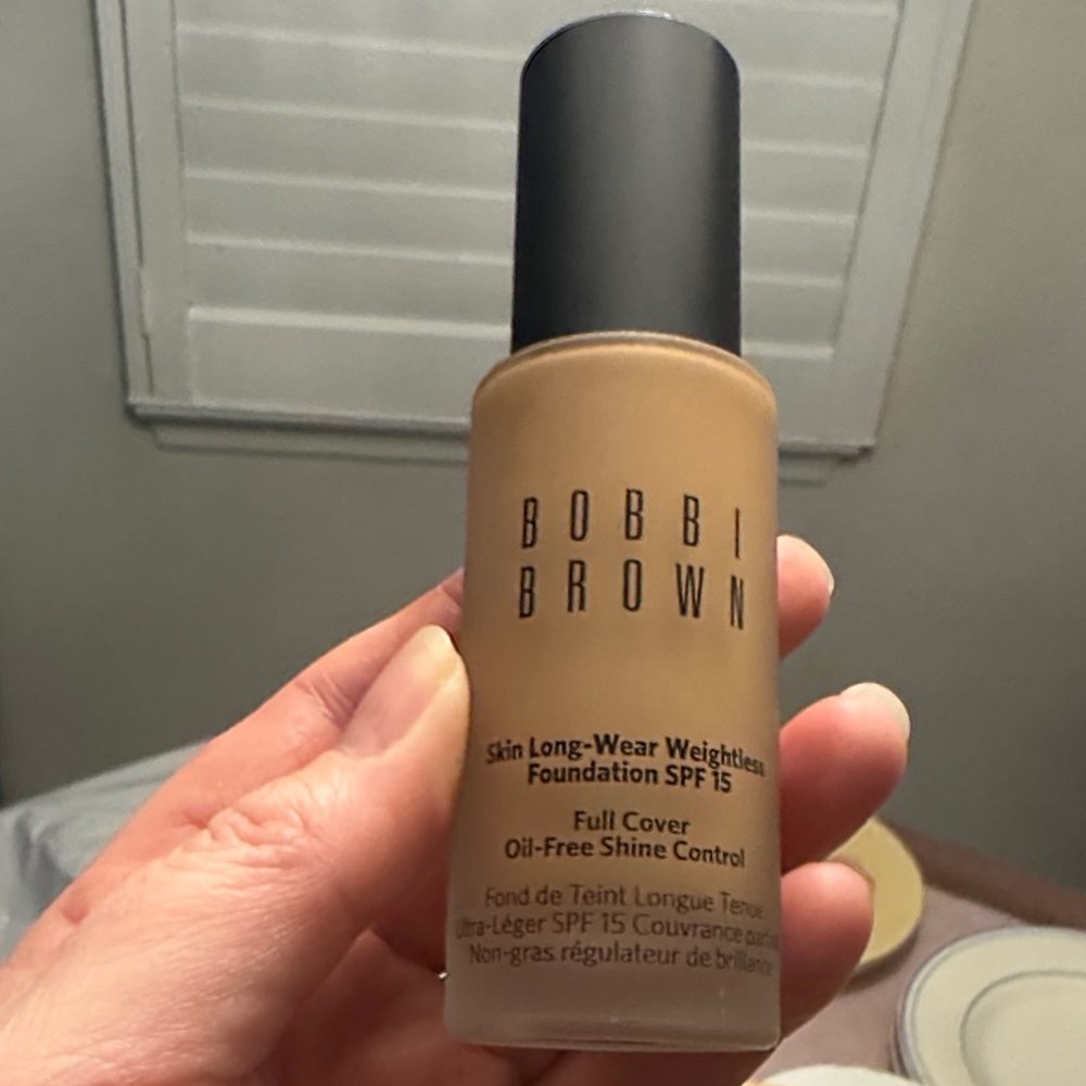 Bobbi Brown Skin Long-Wear Weightless Foundation SPF 15 - Cool Honey